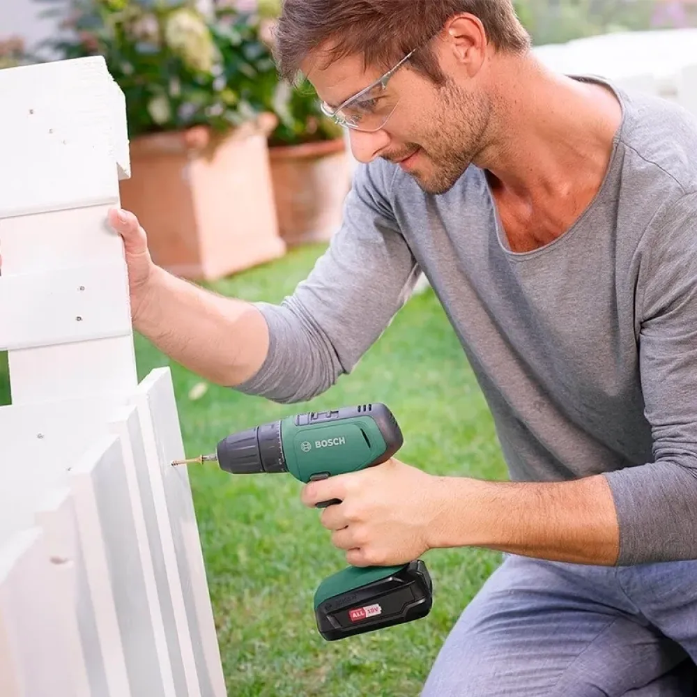 Bosch UniversalDrill 18 аккумуляторная дрель-шуруповерт (2 x 1.5 Ач, ЗУ) с кейсом, 06039C8005